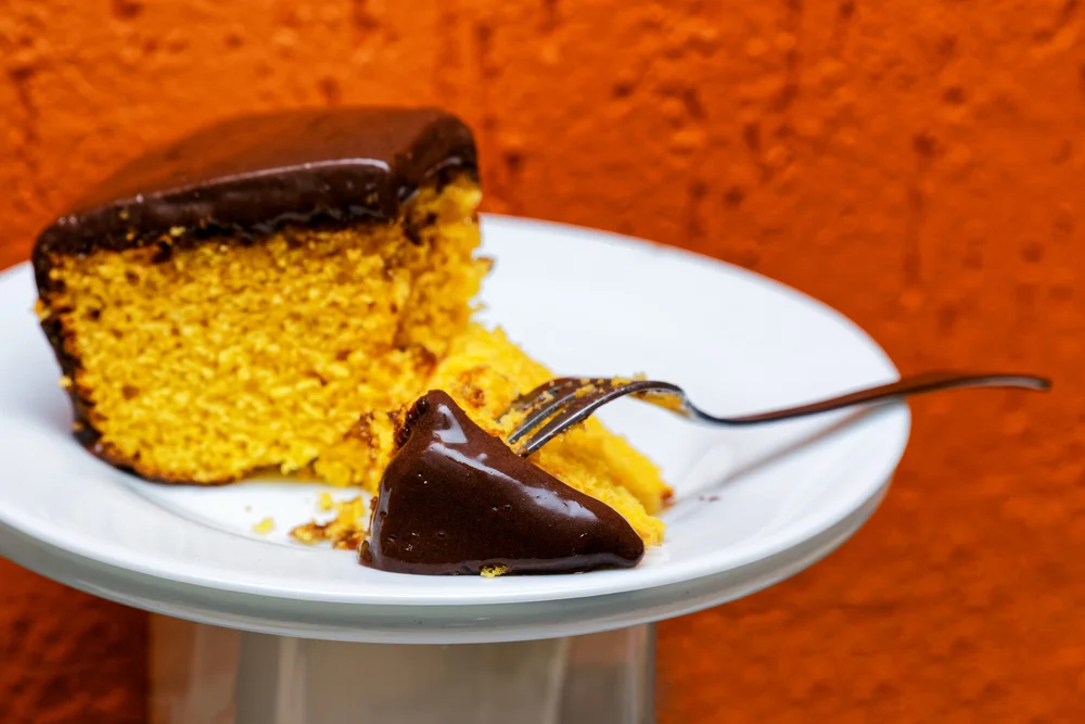 Como fazer bolo de cenoura com chocolate de forma simples 5 bolo de cenoura chocolate
